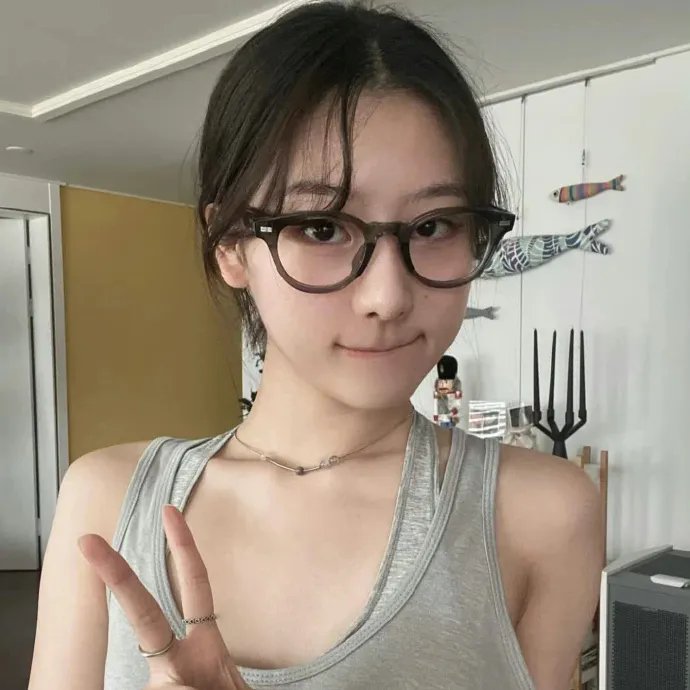 第二章插画：红烛喜房里，红衣女子被绑在椅上，地面散落碎瓷和红枣，手电筒的光斜照在地面上